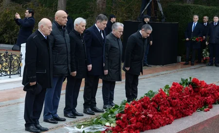 Azerbaijan's state and government officials pay respect to Great Leader Heydar Aliyev