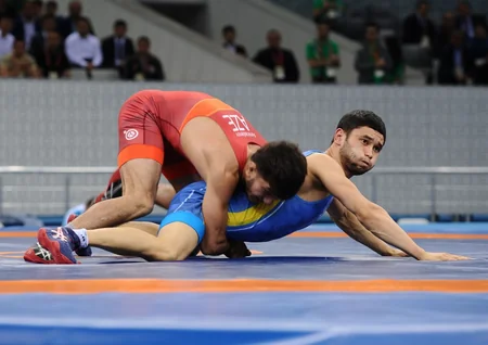 Mehriban Əliyeva İslamiadanın çempionu olan qadın güləşçimizə qızıl medalı təqdim edib