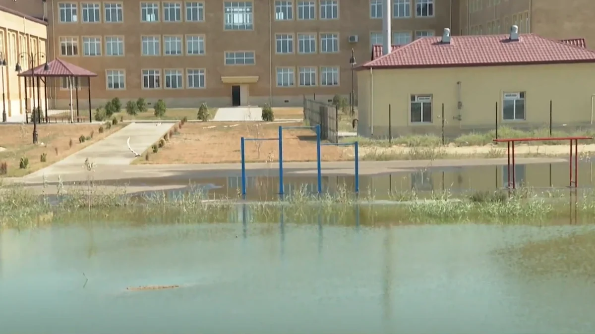 Kürdəxanıda 304 nömrəli məktəbin həyəti çirkab suları içərisindədir