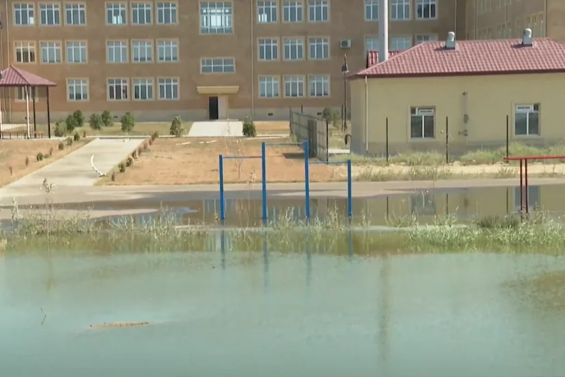 Kürdəxanıda 304 nömrəli məktəbin həyəti çirkab suları içərisindədir