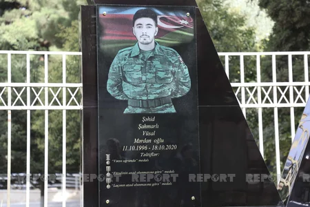 Ailəsi ilə danışdıqdan 40 dəqiqə sonra şəhid olan hərbçinin xatirə lövhəsi açılıb