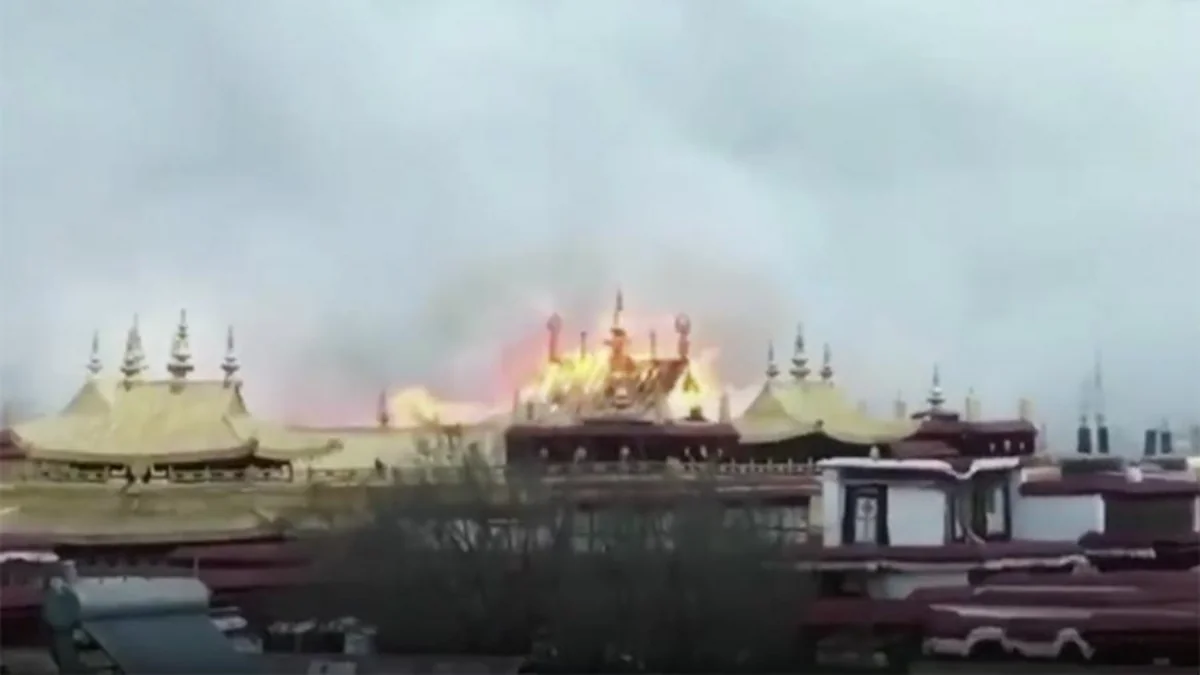 Tibetin mərkəzi məbədində yanğın olub - VİDEO