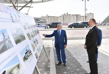 ​Prezident İlham Əliyev Bakıya gətirilən yeni elektrik qatarı ilə tanış olub