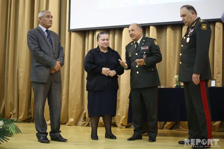 Aprel döyüşlərində şəhid olan hərbçilərin təltif olunduqları medallar ailə üzvlərinə təqdim edilib - FOTO