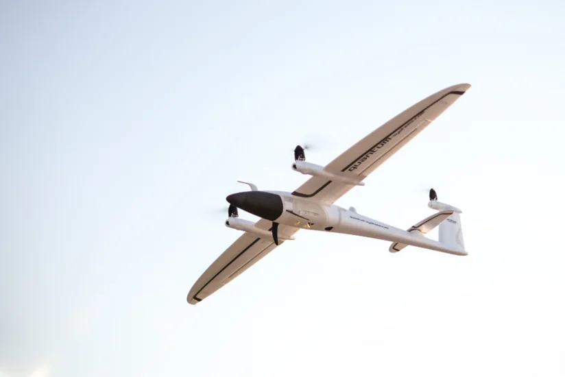 Неопознанные дроны незаметно засняли крупнейший корабль ВМС Японии и авианосец США