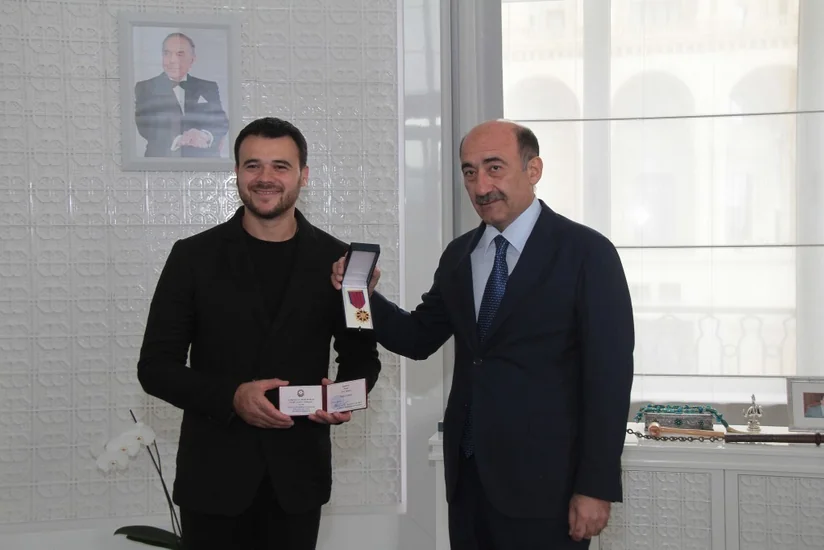 Əbülfəs Qarayev Emin Ağalarova “Xalq artisti fəxri adının vəsiqəsi və döş nişanını təqdim edib