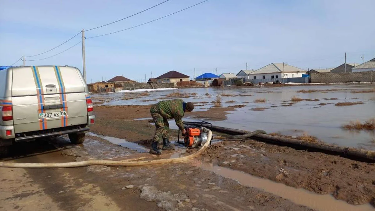 Проспект в Астане подтопило из-за разлива талой воды на полигоне