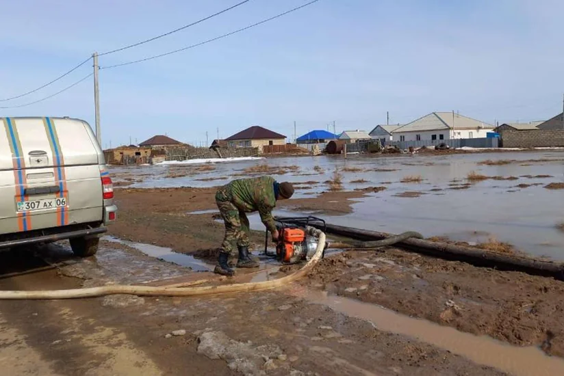 Проспект в Астане подтопило из-за разлива талой воды на полигоне