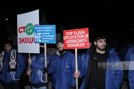 Участники акции протеста на дороге Ханкенди-Лачын исполняют патриотические песни