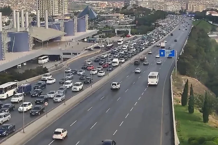 Bakının bir sıra yollarında sıxlıq yaranıb - SİYAHI