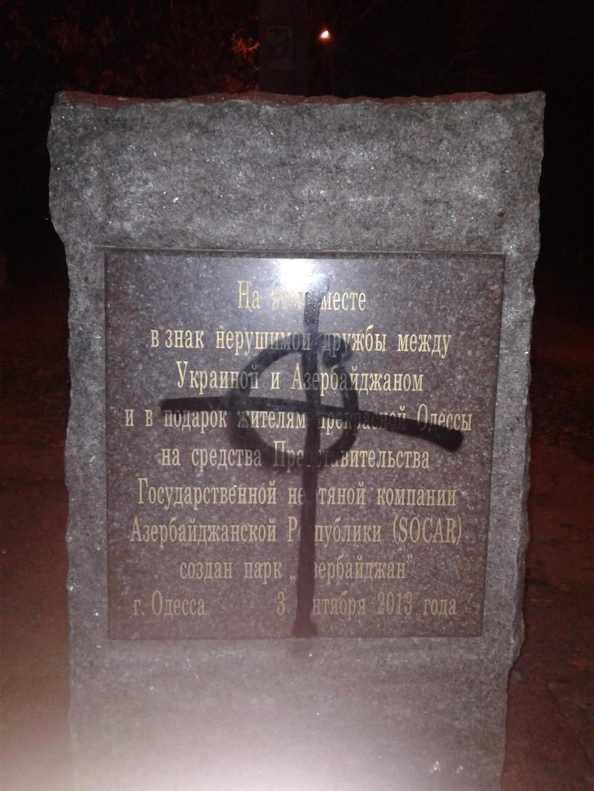 Odessada naməlum şəxslər Azərbaycan parkında xatirə lövhəsini boya ilə korlayıblar