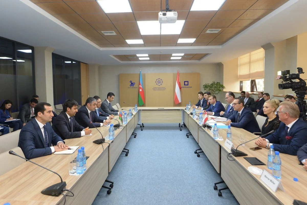 Azərbaycanlı nazir Avstriyanın vitse-kansleri ilə görüşüb