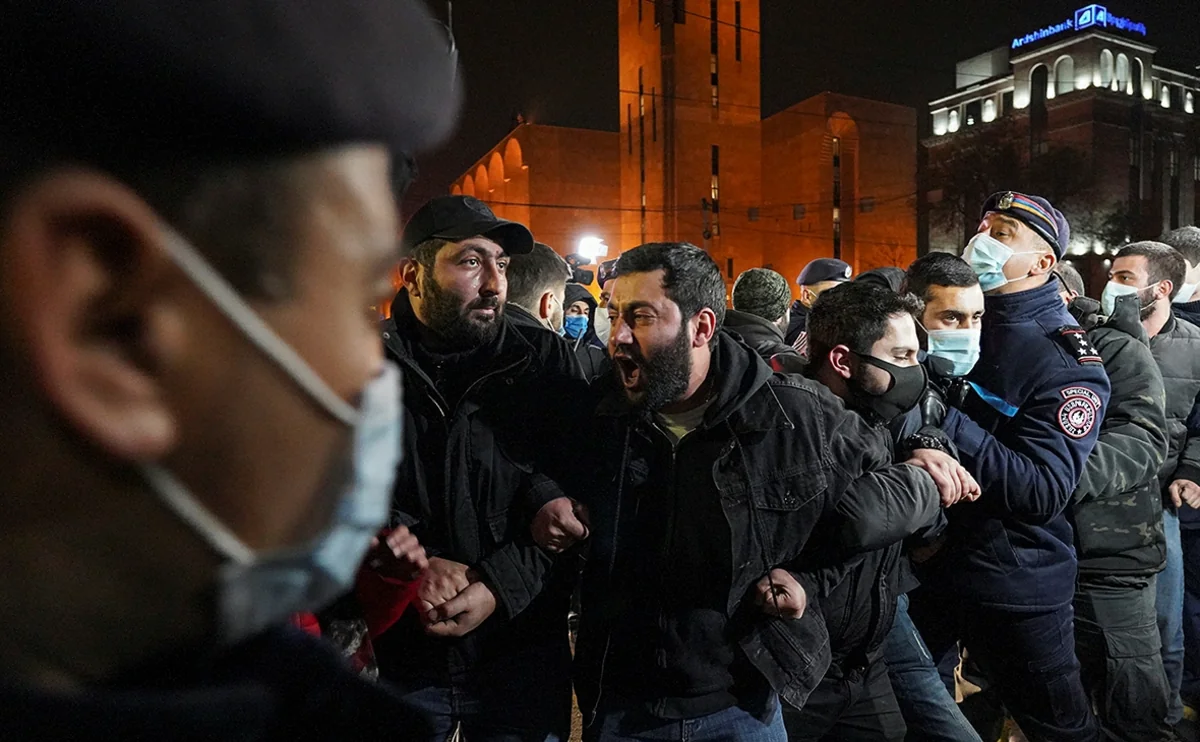 Оппозиционеры в Ереване ворвались в здание центральной префектуры