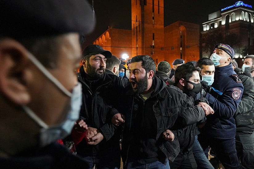 Оппозиционеры в Ереване ворвались в здание центральной префектуры
