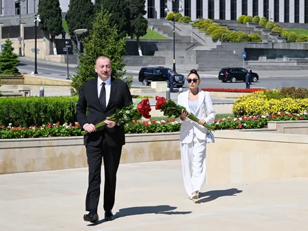 İlham Əliyev və Mehriban Əliyeva faşizm üzərində Qələbə uğrunda həlak olan azərbaycanlıların xatirəsini ehtiramla anıblar