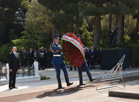 Azərbaycan Prezidenti Ümummilli Lider Heydər Əliyevin məzarını ziyarət edib - FOTO