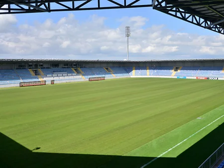 AFFA Bakıdakı stadionlardan birinin süni örtüyünü təbii ot örtüyü ilə əvəzləyib