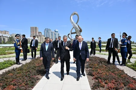 Qurbanqulu Berdiməhəmmədov Zəfər parkını ziyarət edib