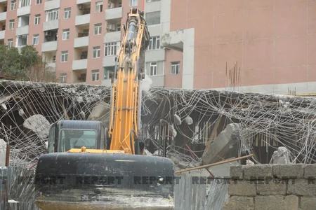 Bakıda tikilməkdə olan çoxmərtəbəli bina qanunsuz olduğuna görə sökülür - YENİLƏNİB