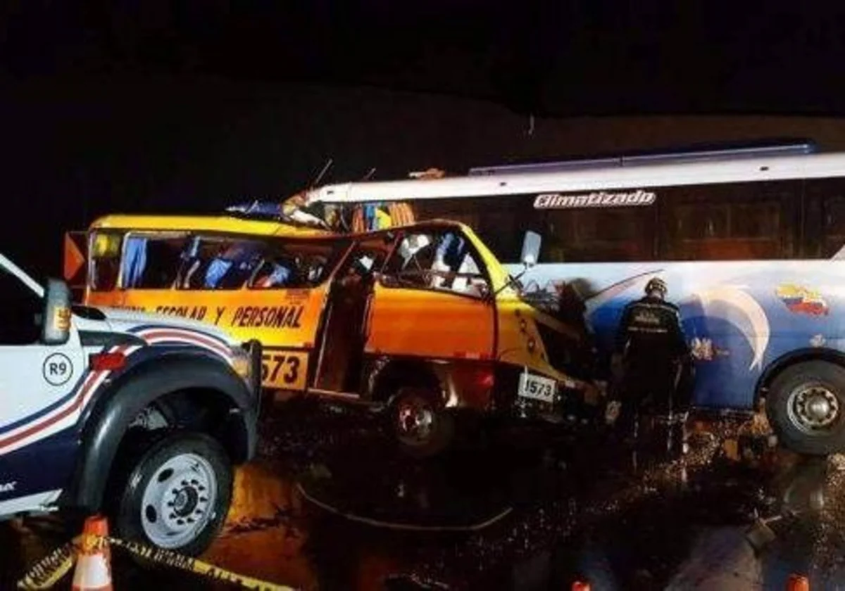 Ekvadorda 3 sərnişin avtobusu toqquşub, ölənlər və xəsarət alanlar var