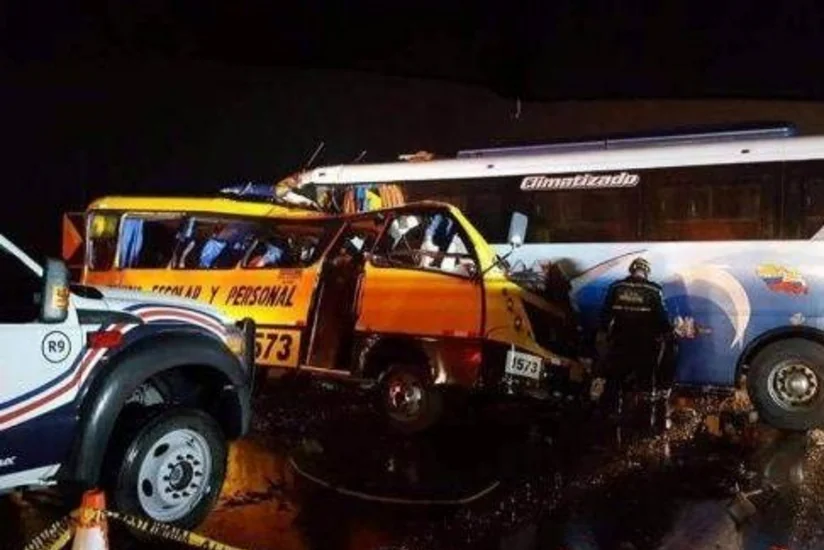 Ekvadorda 3 sərnişin avtobusu toqquşub, ölənlər və xəsarət alanlar var