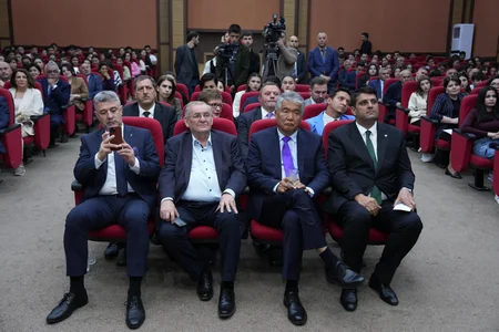Şandor Lejak NDU-da “Yaşam üçün nəfəs” adlı  əsəri əsasında hazırlanan tamaşanı ayaqda alqışladı