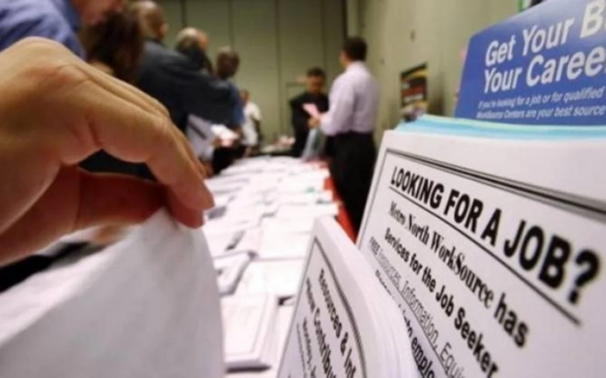US applications for unemployment benefits fall to lowest level in 7 months