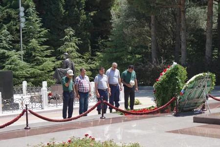 ​ANAMA kollektivi ümummilli lider Heydər Əliyevin məzarını ziyarət edib - FOTO