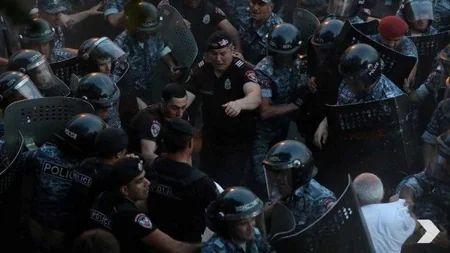 Ermənistanda etirazlar zamanı onlarla insan xəsarət alıb