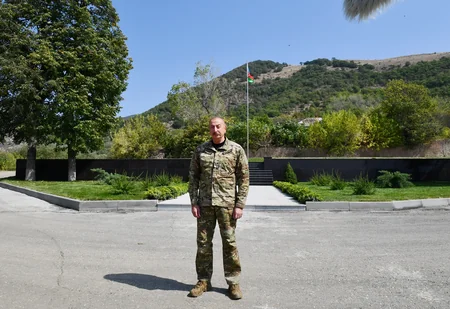 Prezident İlham Əliyev Laçın şəhərində Azərbaycan Bayrağını ucaldıb