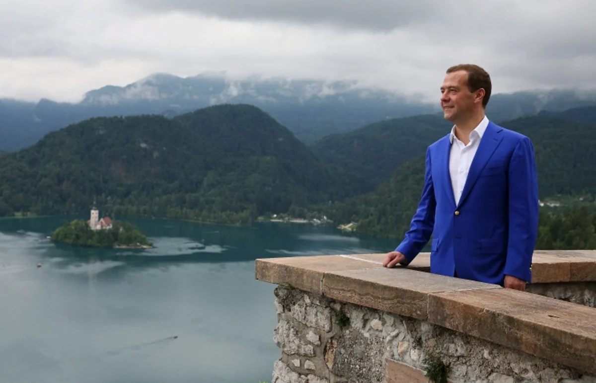 Medvedev 50 illik yubileyini qeyd edir