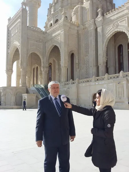 ​Heydər məscidində növbəti vəhdət namazı qılınıb, BƏƏ-nin Bakıdakı konsulu namazda iştirak edib - FOTO