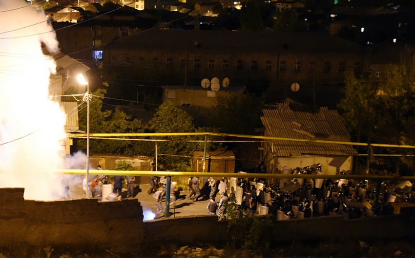 Ermənistanda polis bölməsini ələ keçirən silahlı dəstə təslim olmaq qərarına gəlib
