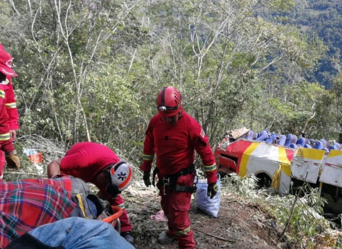 Boliviyada mikroavtobus dərəyə yuvarlanıb, 5 nəfər ölüb