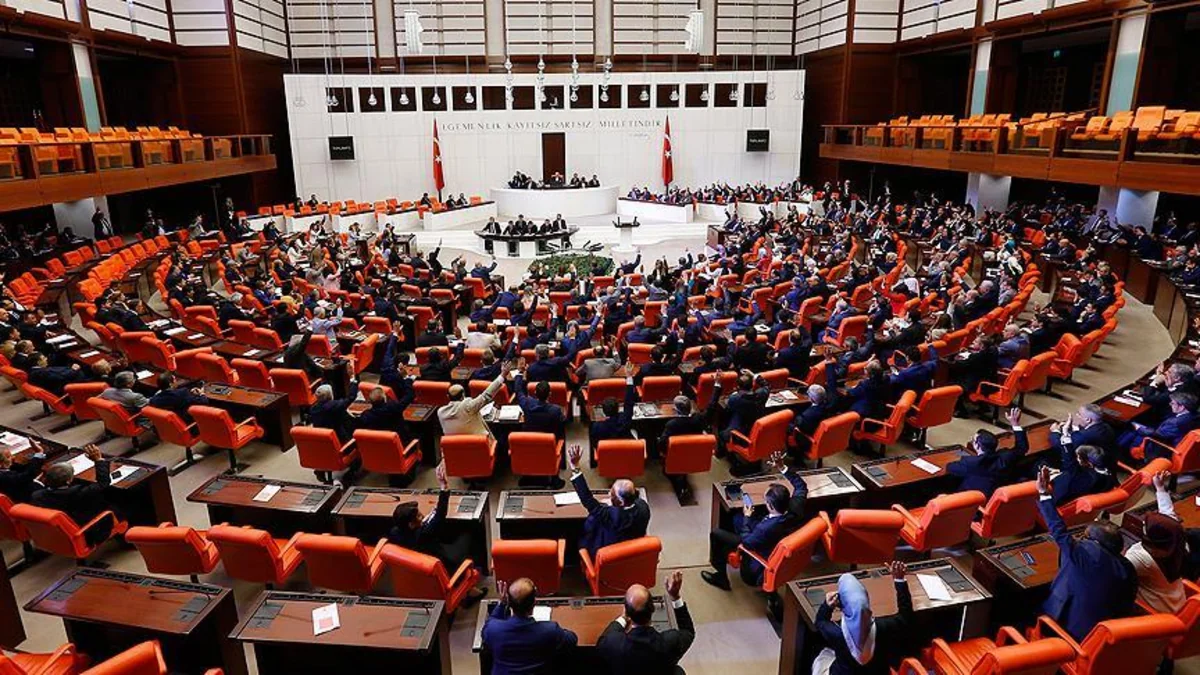 Türkiyə parlamenti ölkədə fövqəladə vəziyyət rejiminin tətbiqi barədə qərar qəbul edib