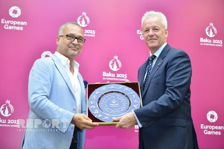 ​“Bakı 2015”in Ulduz Elçilərinə xatirə hədiyyələri təqdim olunub