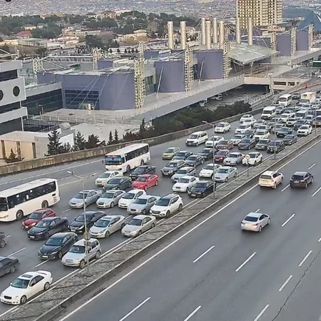 Bakının bir sıra yollarında tıxac yaranıb