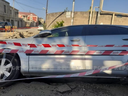 Azəriqazın qazıntı apardığı əraziyə avtomobil aşıb