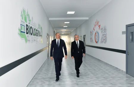 Prezident Bakıda yeni inşa edilən məktəb kompleksində yaradılan şəraitlə tanış olub