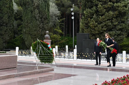 İlham Əliyev və Mehriban Əliyeva ulu öndər Heydər Əliyevin məzarını ziyarət ediblər