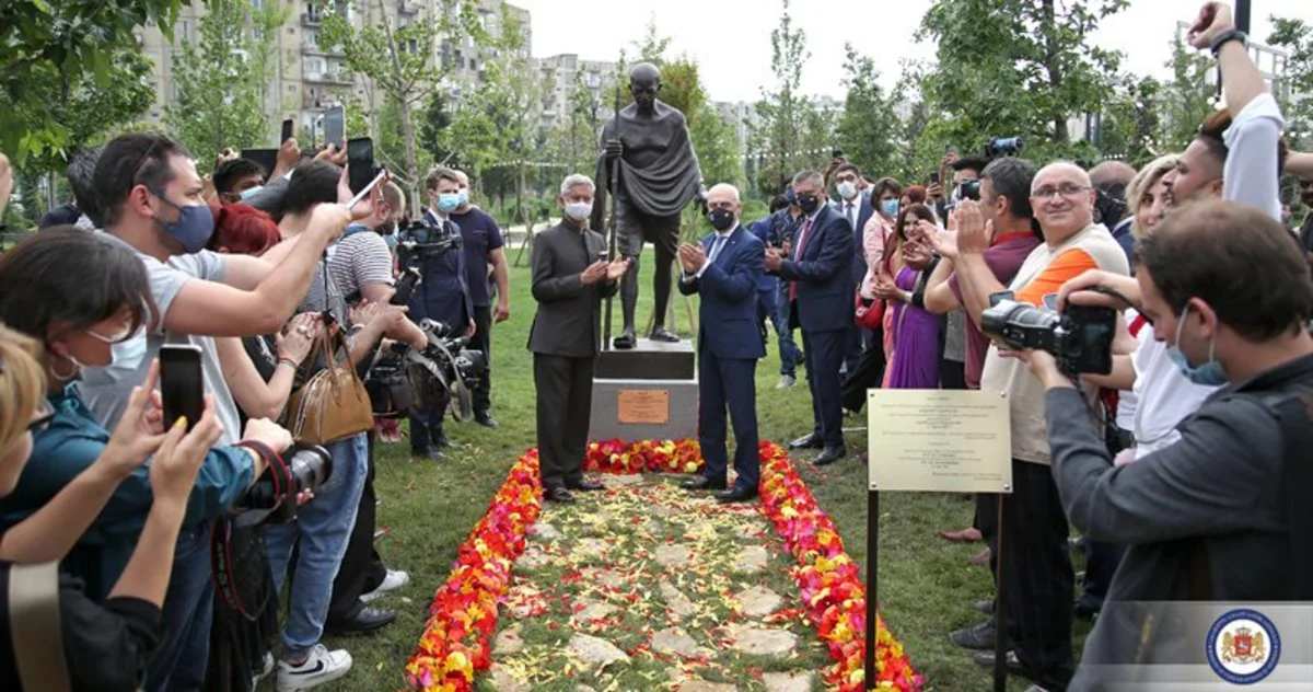 Tbilisidə Mahatma Qandinin yeni ucaldılan heykəlinə zərər yetirilib