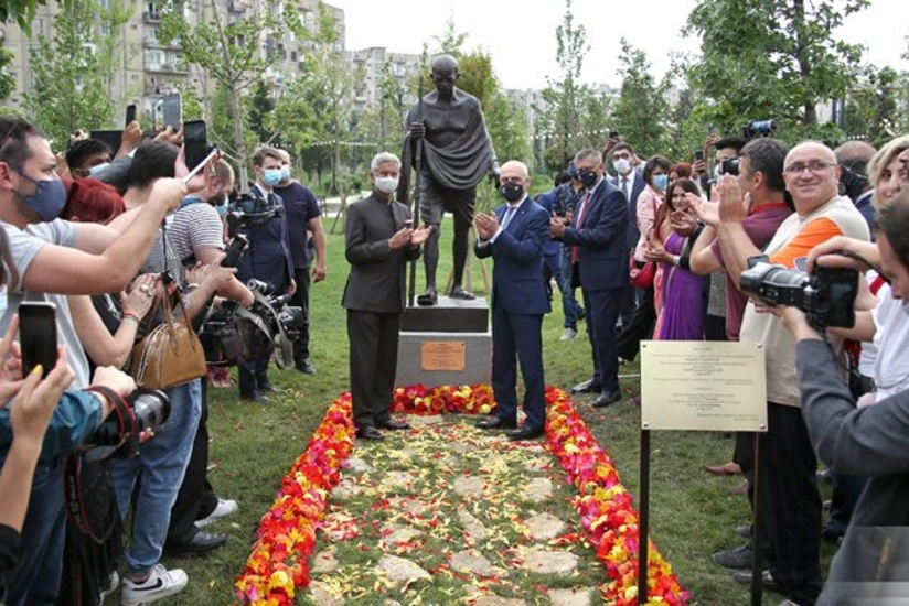 Tbilisidə Mahatma Qandinin yeni ucaldılan heykəlinə zərər yetirilib