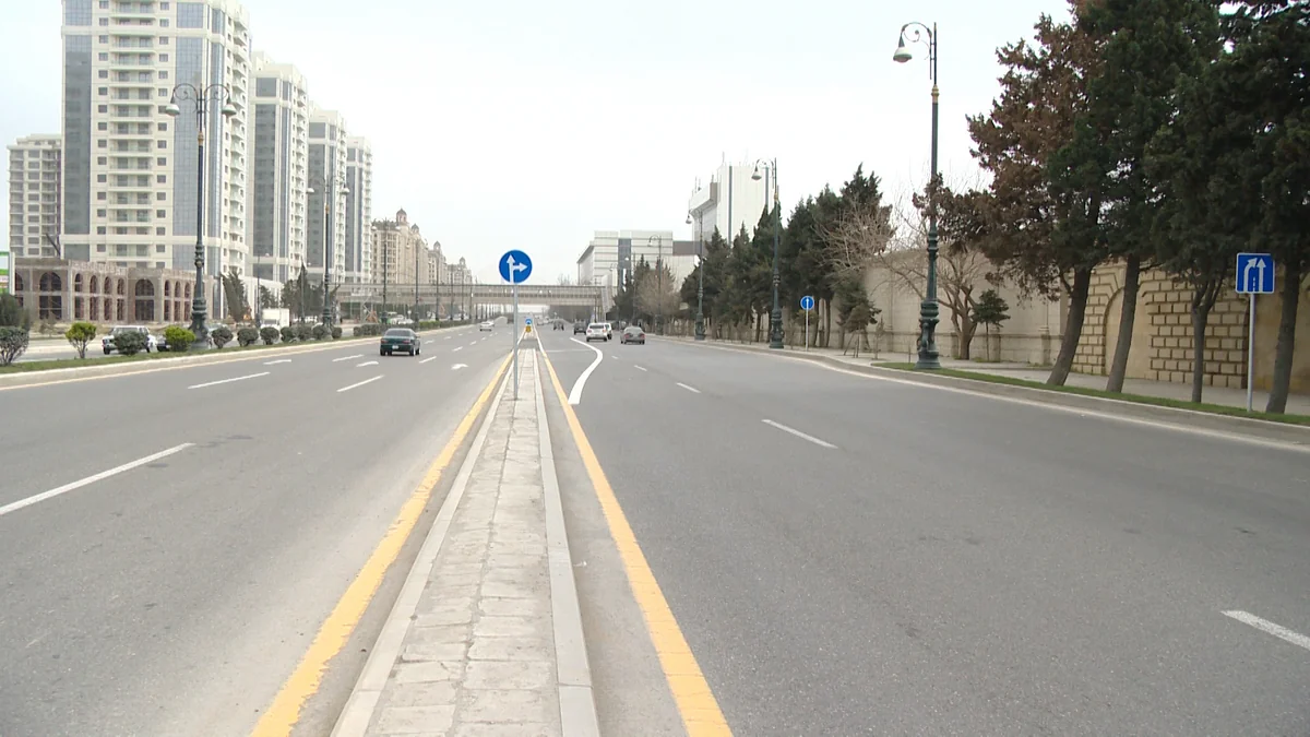 ​Heydər Əliyev prospektində əsas yoldan köməkçi yola keçmək üçün yeni hissə salınıb