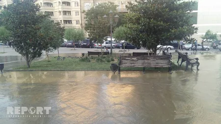 Metronun “Nizami” stansiyasının qarşısını su basıb - FOTO