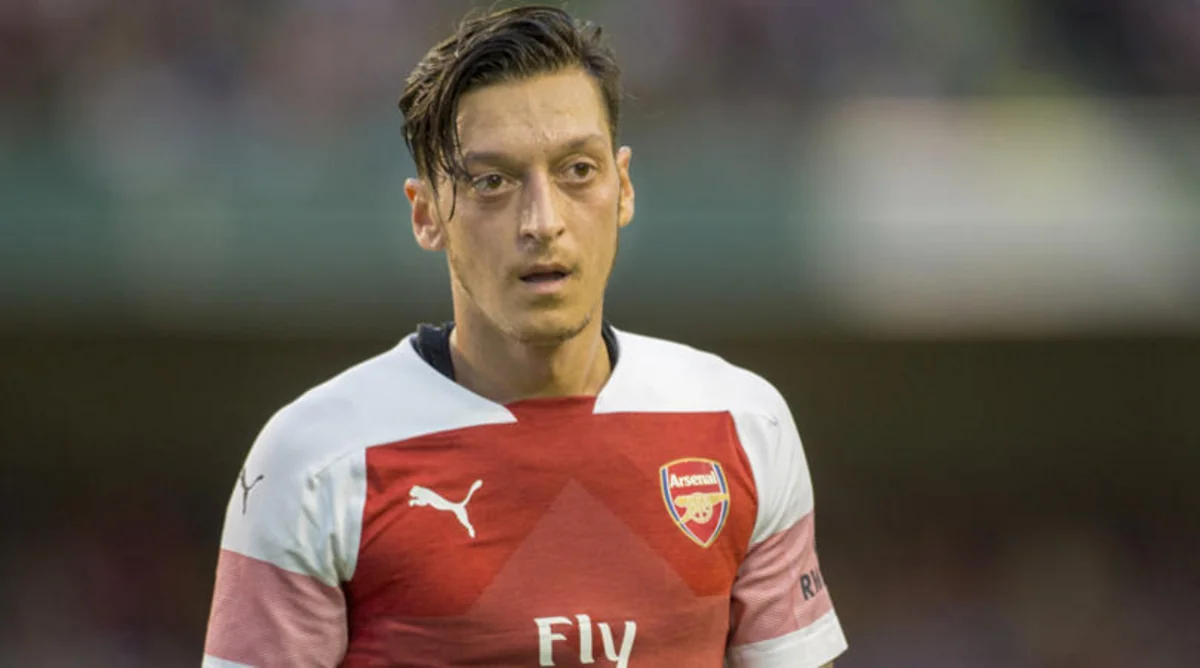 Çin televiziyası Arsenalın matçını Məsut Özil oynamadığı üçün yayımlayıb