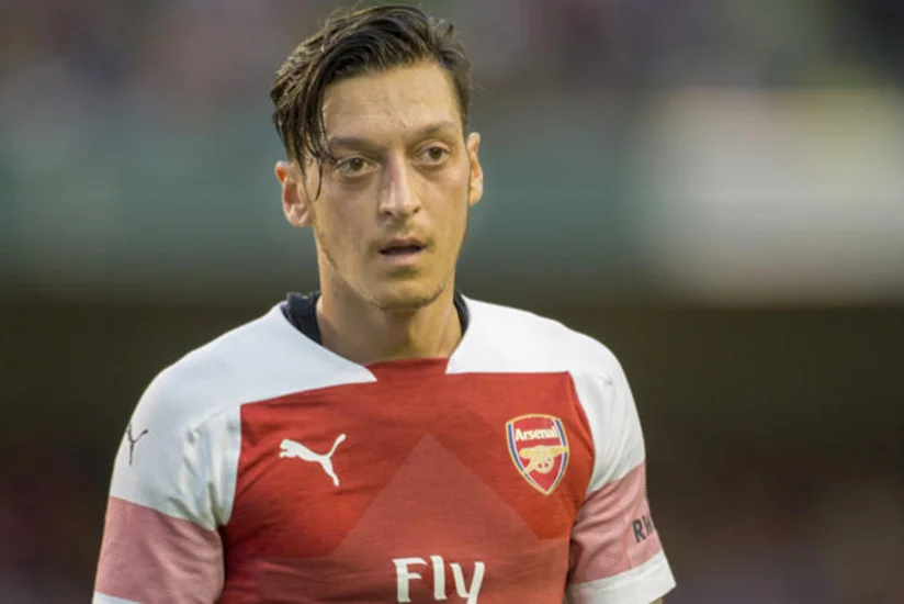 Çin televiziyası Arsenalın matçını Məsut Özil oynamadığı üçün yayımlayıb