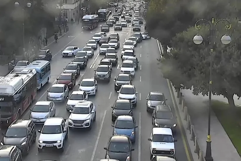 Bakının bir çox yollarında nəqliyyatın sıxlığı müşahidə edilir - SİYAHI
