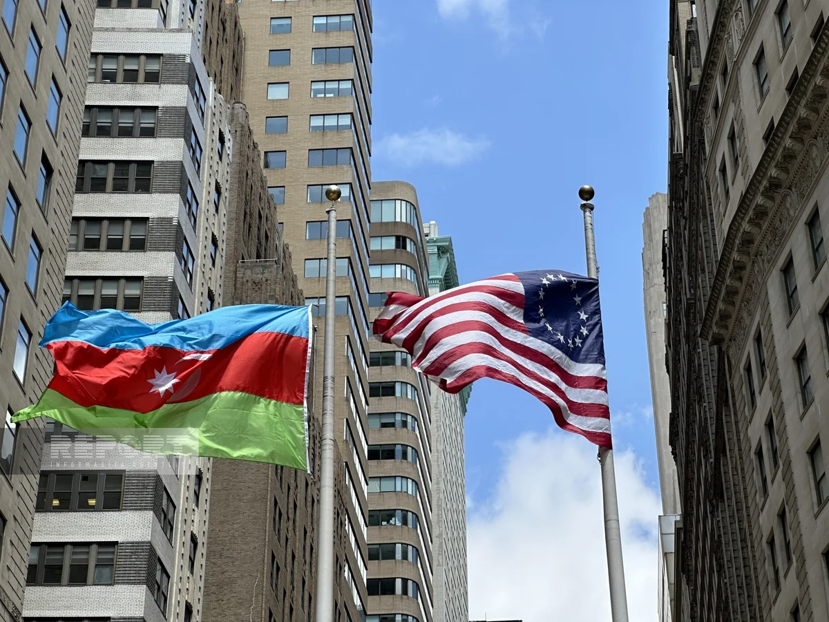 Nyu-Yorkda Müstəqillik Günü münasibətilə Azərbaycan bayrağı qaldırılıb - YENİLƏNİB