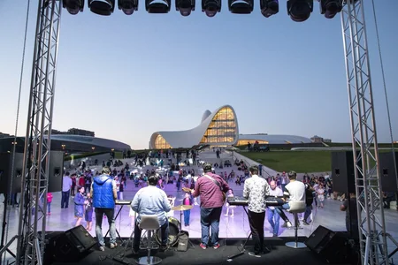 Heydər Əliyev Mərkəzinin parkında konsert təşkil olunub