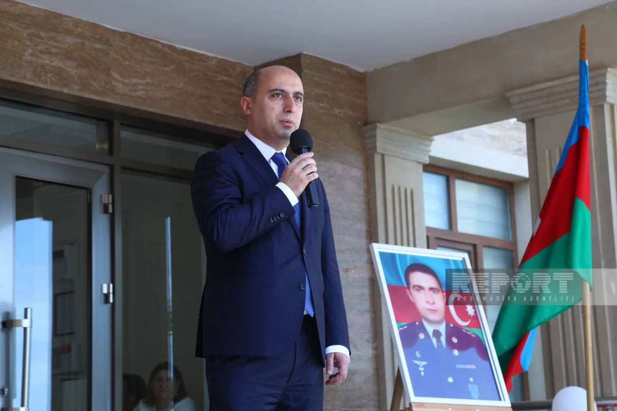 Emin Əmrullayev: Bu gün Azərbaycanın 4 mindən artıq məktəbində məzun günü keçirilir